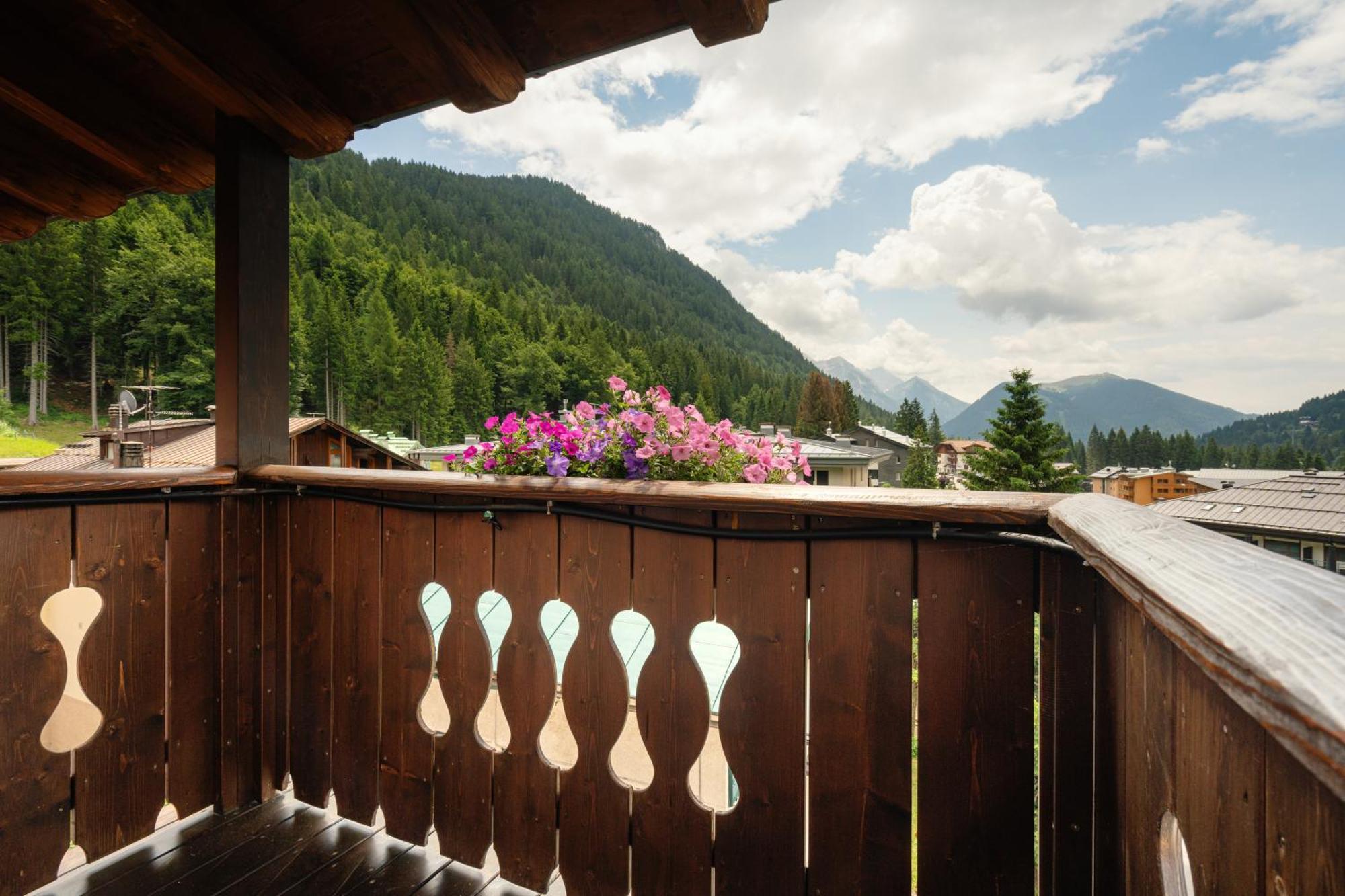 Hotel Villa Emma Madonna di Campiglio Exterior photo